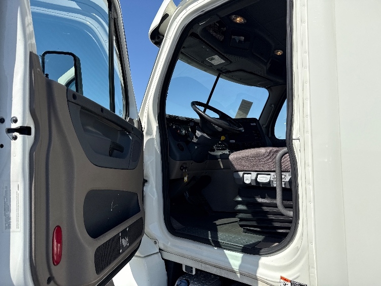 Used 2019 Freightliner Cascadia - photo 11