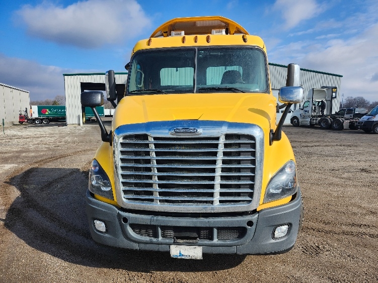 Used 2019 Freightliner Cascadia - photo 2