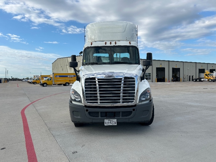 Used 2019 Freightliner Cascadia - photo 2
