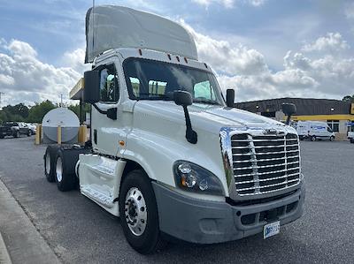 Used 2019 Freightliner Cascadia Detroit DD15AT Semi Truck for sale #215733 - photo 1