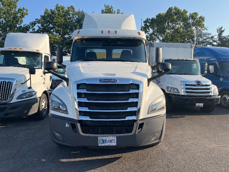 Used 2019 Freightliner Cascadia - photo 2