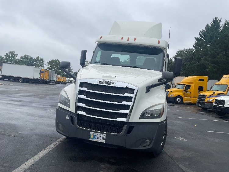 Used 2019 Freightliner Cascadia - photo 2