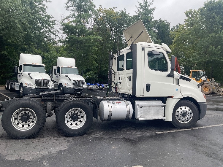 Used 2019 Freightliner Cascadia - photo 10