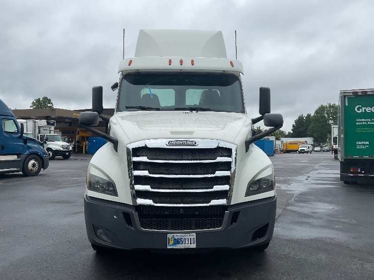 Used 2019 Freightliner Cascadia - photo 2