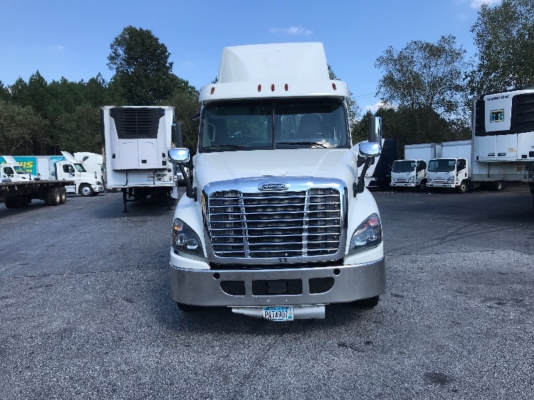 Used 2019 Freightliner Cascadia - photo 2