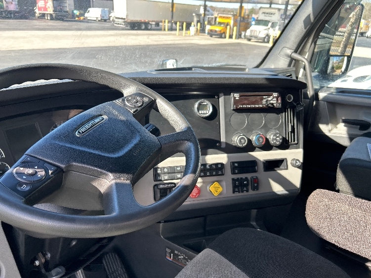 Used 2019 Freightliner Cascadia - photo 12