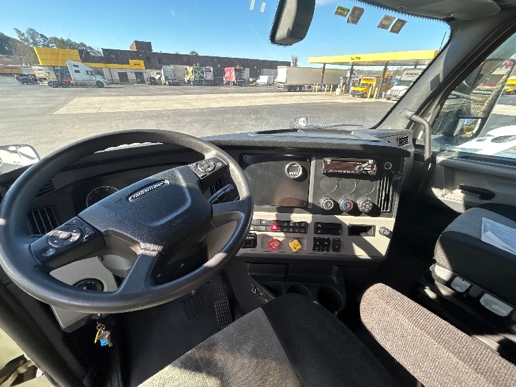 Used 2019 Freightliner Cascadia - photo 13