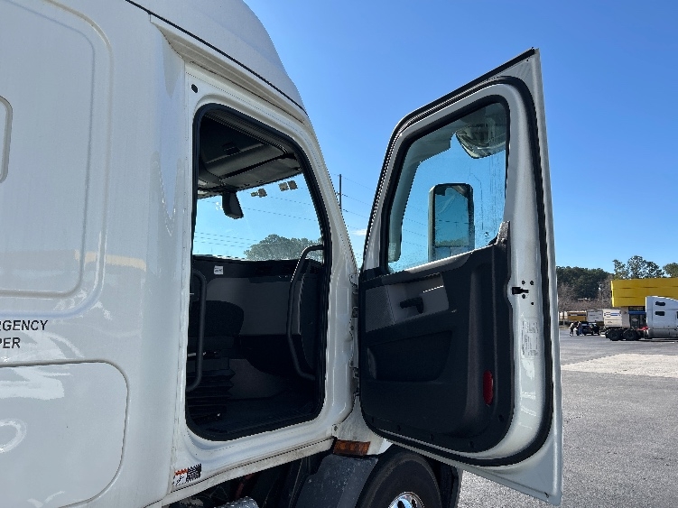 Used 2019 Freightliner Cascadia - photo 15