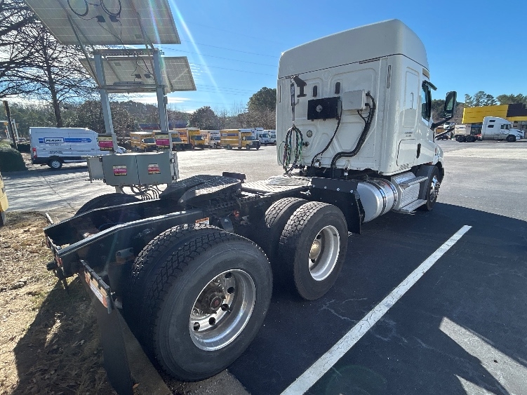 Used 2019 Freightliner Cascadia - photo 9