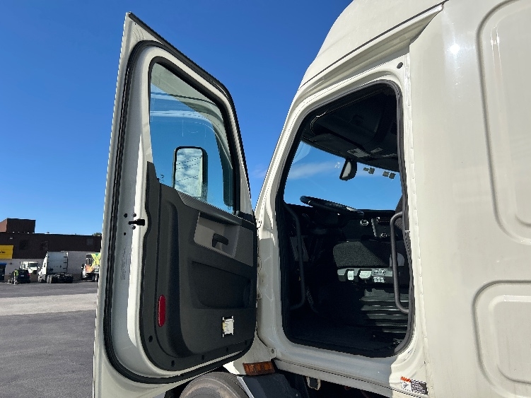 Used 2019 Freightliner Cascadia - photo 11