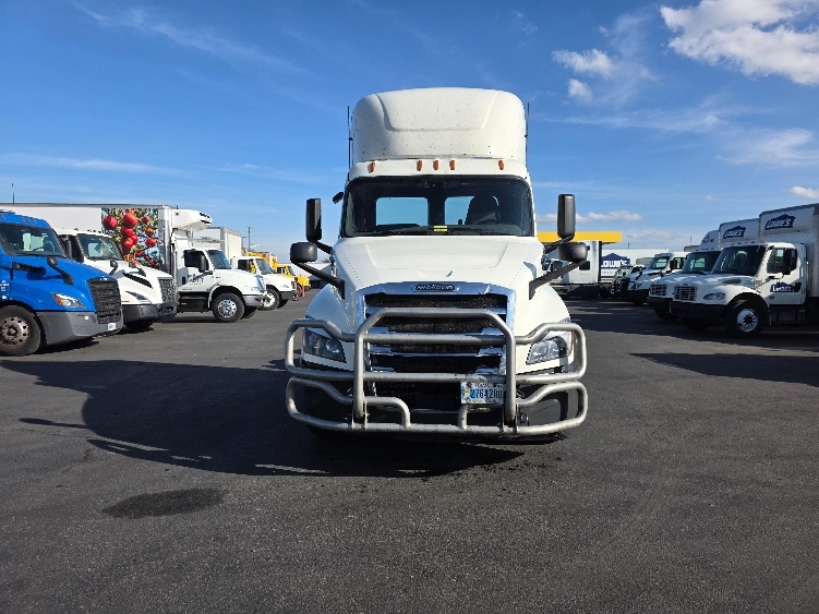 Used 2019 Freightliner Cascadia - photo 2
