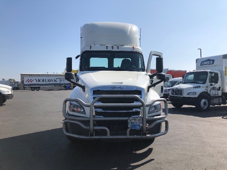 Used 2019 Freightliner Cascadia - photo 2