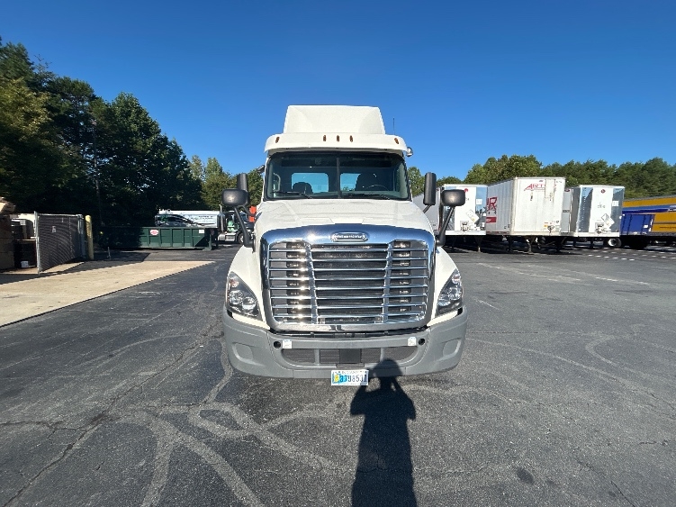 Used 2019 Freightliner Cascadia - photo 2