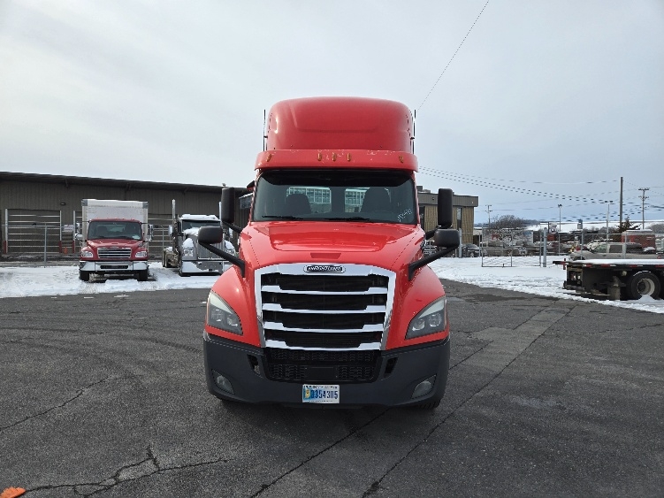 Used 2019 Freightliner Cascadia - photo 2