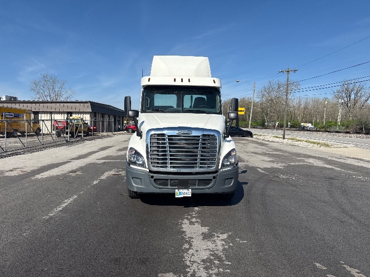 Used 2019 Freightliner Cascadia - photo 2