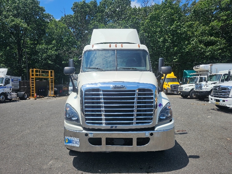 Used 2019 Freightliner Cascadia - photo 2