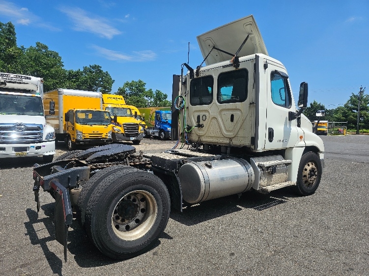 Used 2019 Freightliner Cascadia - photo 9