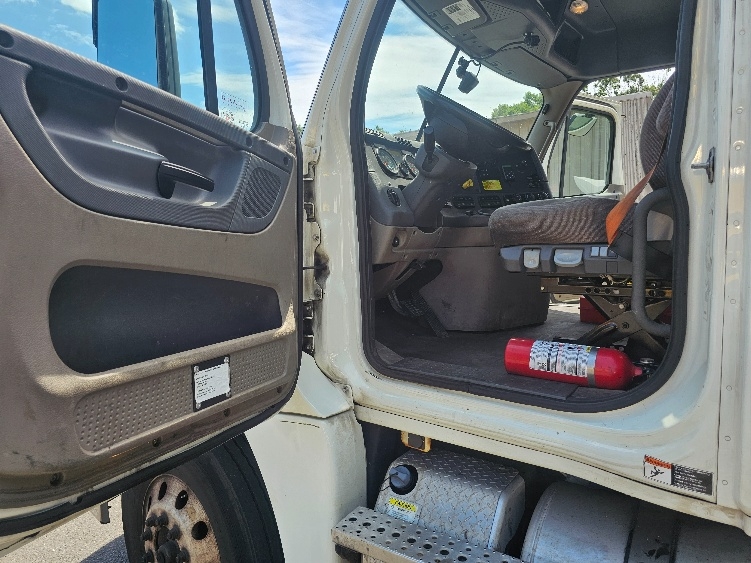 Used 2019 Freightliner Cascadia - photo 11