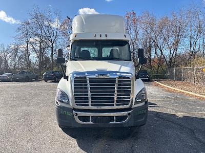 Used 2019 Freightliner Cascadia Detroit DD13 Semi Truck for sale #219562 - photo 2