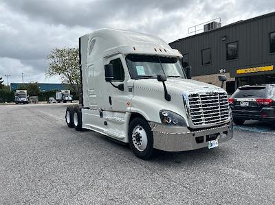 Used 2019 Freightliner Cascadia Detroit DD15AT Semi Truck with Sleeper Cab for sale #219890 - photo 1