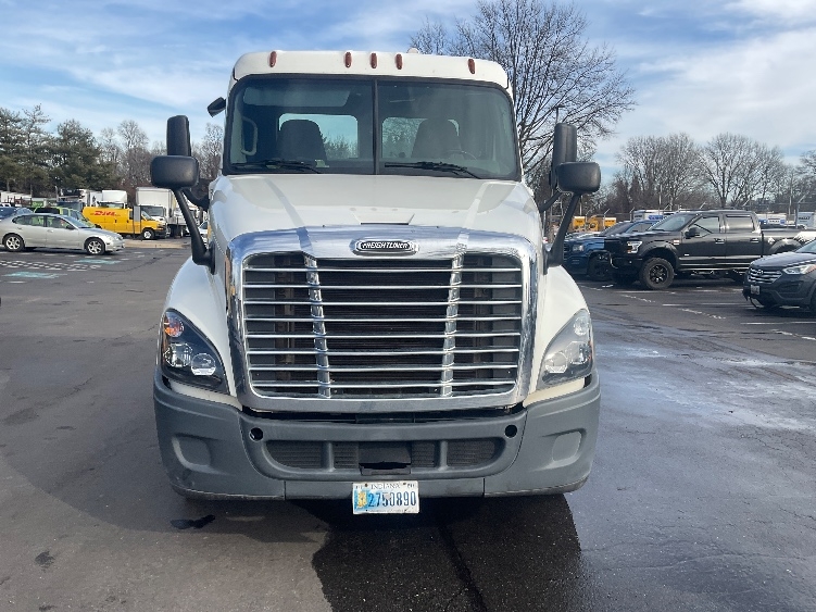 Used 2019 Freightliner Cascadia - photo 2