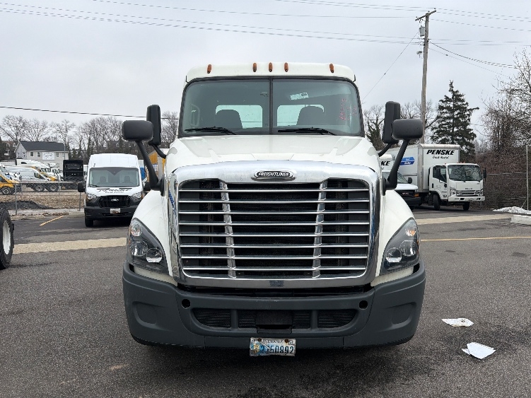 Used 2019 Freightliner Cascadia - photo 2