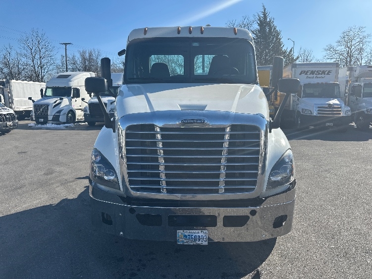 Used 2019 Freightliner Cascadia - photo 2
