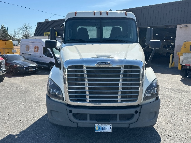 Used 2019 Freightliner Cascadia - photo 2