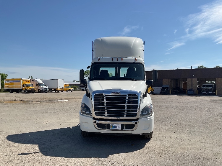 Used 2019 Freightliner Cascadia - photo 2
