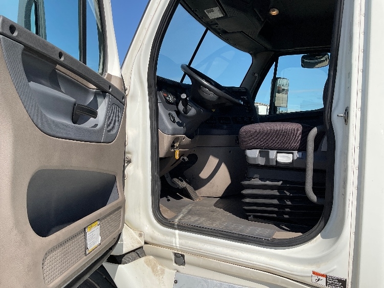 Used 2019 Freightliner Cascadia - photo 11