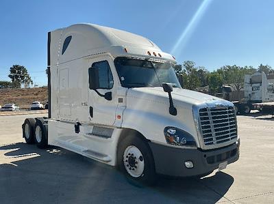 Used 2019 Freightliner Cascadia Detroit DD15AT Semi Truck with Sleeper Cab for sale #220151 - photo 1
