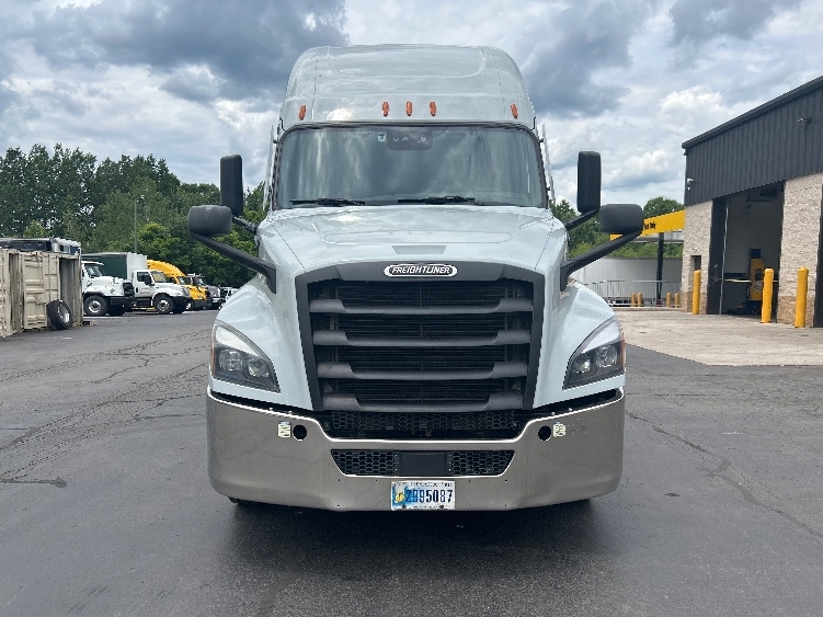 Used 2021 Freightliner Cascadia - photo 2