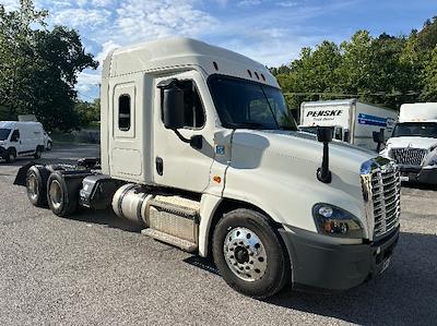 Used 2019 Freightliner Cascadia Detroit DD15AT Semi Truck with Sleeper Cab for sale #220913 - photo 1
