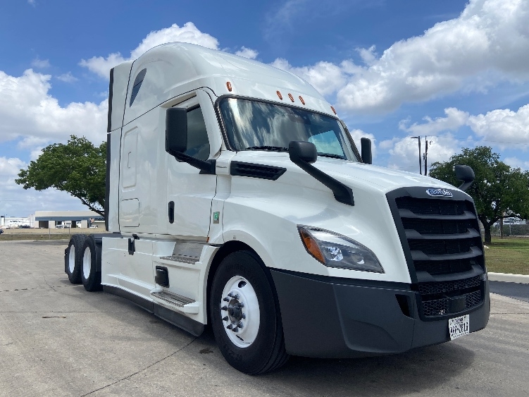 Used 2024 Freightliner Cascadia - photo 1