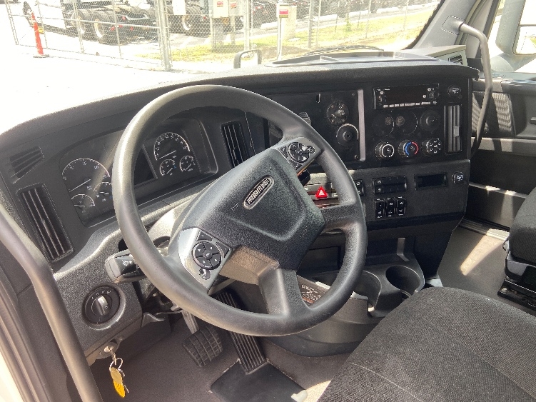 Used 2024 Freightliner Cascadia - photo 12