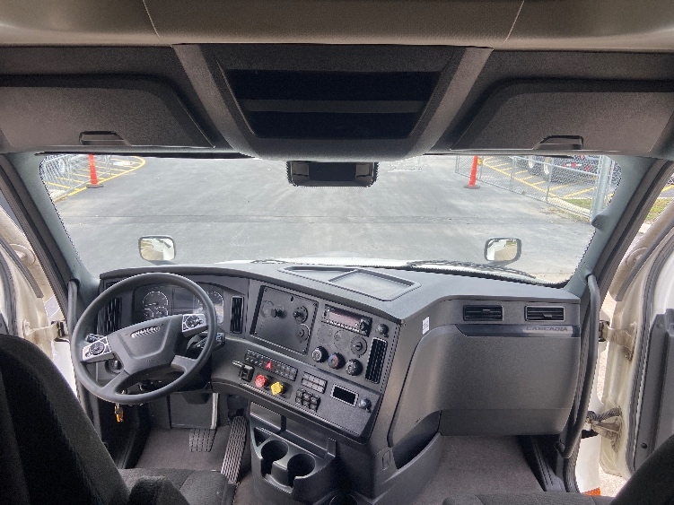 Used 2024 Freightliner Cascadia - photo 14