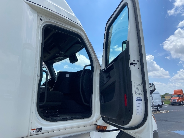 Used 2024 Freightliner Cascadia - photo 15