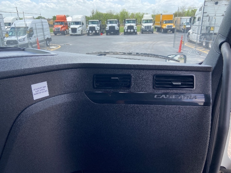 Used 2024 Freightliner Cascadia - photo 16