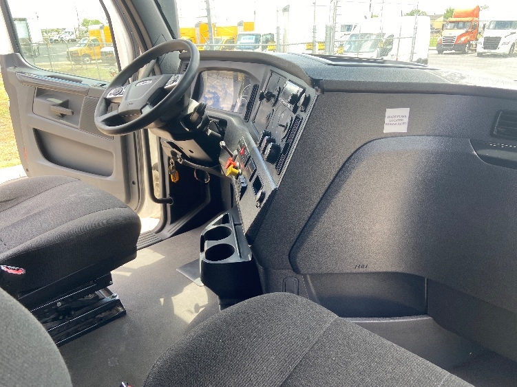 Used 2024 Freightliner Cascadia - photo 17