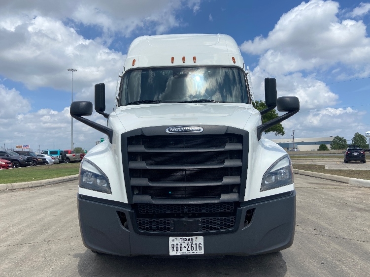 Used 2024 Freightliner Cascadia - photo 2