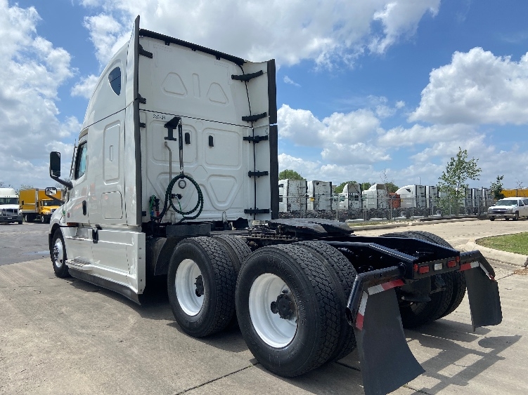 Used 2024 Freightliner Cascadia - photo 7