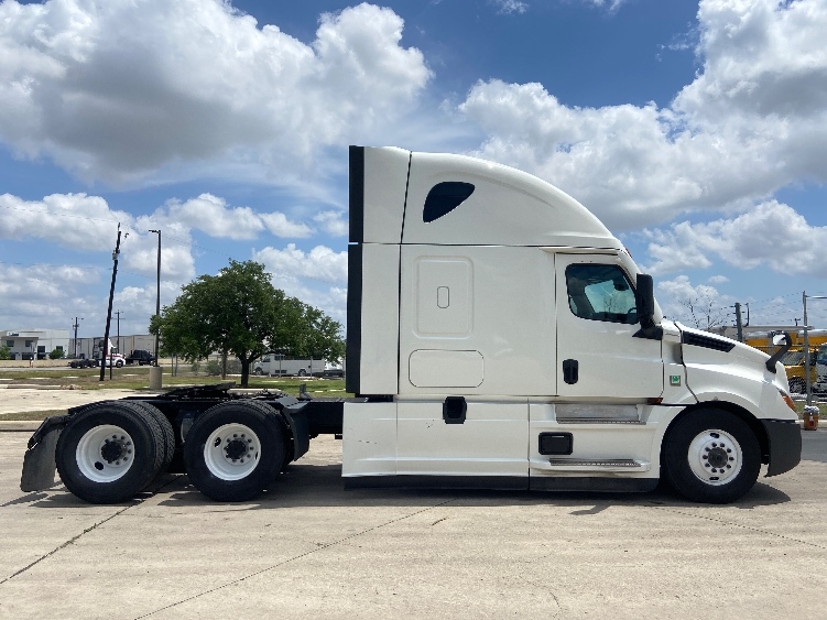 Used 2024 Freightliner Cascadia - photo 10
