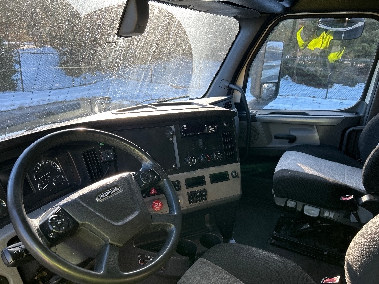 Used 2019 Freightliner Cascadia - photo 12