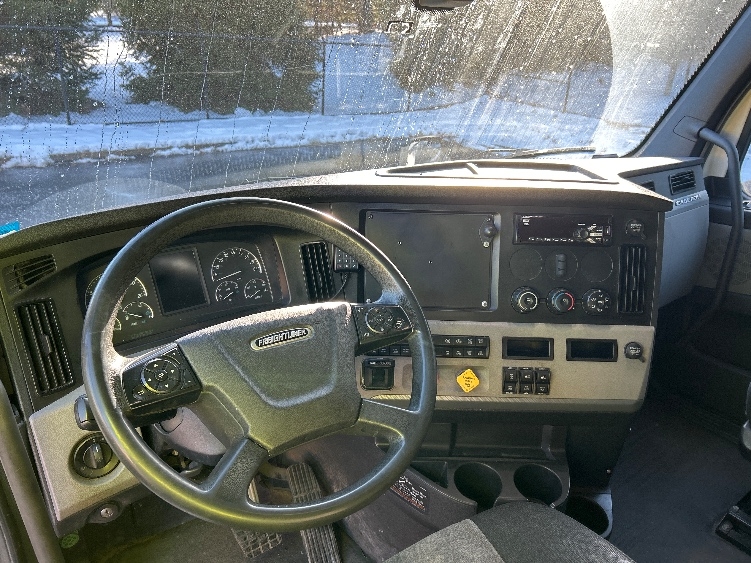 Used 2019 Freightliner Cascadia - photo 13