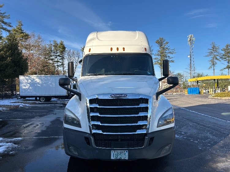 Used 2019 Freightliner Cascadia - photo 2