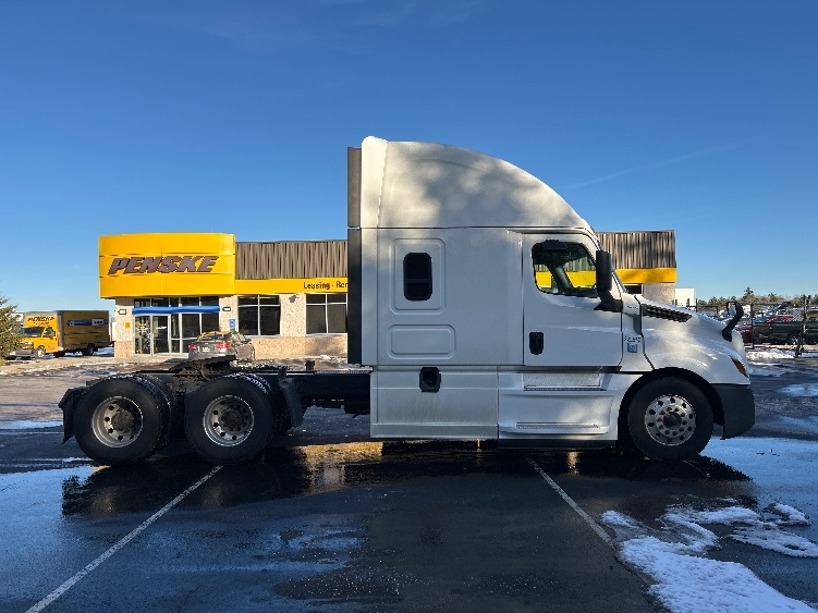 Used 2019 Freightliner Cascadia - photo 10