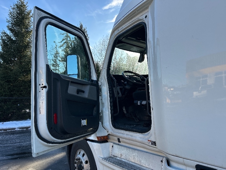Used 2019 Freightliner Cascadia - photo 11
