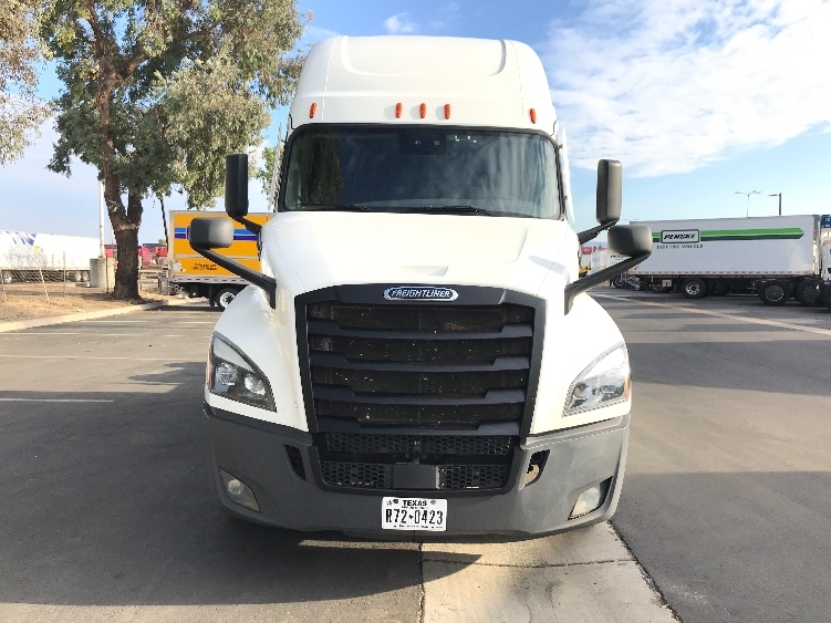 Used 2022 Freightliner Cascadia - photo 2