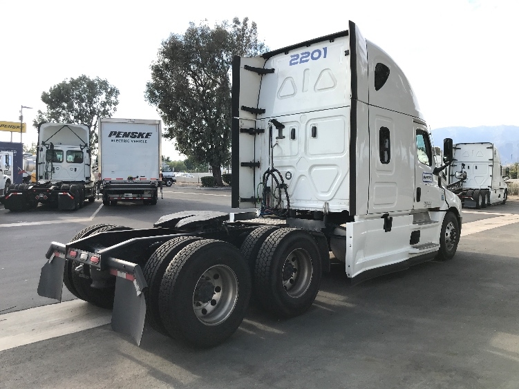Used 2022 Freightliner Cascadia - photo 9