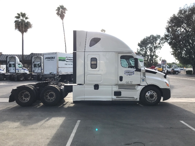 Used 2022 Freightliner Cascadia - photo 10